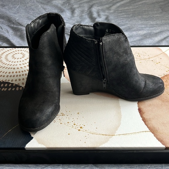 Carlos by Carlos Santana black wedge booties - Picture 2 of 6